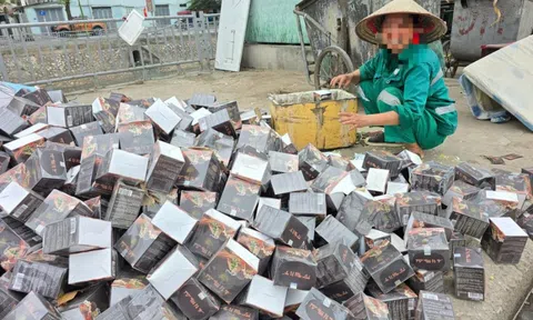 Số lượng lớn thực phẩm chức năng vứt tràn lan tại phố Nguyễn Lân, Hà Nội