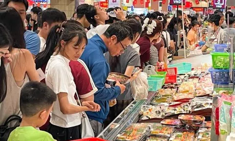 Trung tâm thương mại chật cứng người mua sắm, ăn uống ngày lễ 30/4