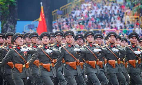 Chùm ảnh: Lực lượng Quân đội tham gia diễu binh, diễu hành kỷ niệm 50 năm thống nhất đất nước