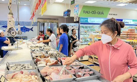 Siêu thị thắng lớn, chợ vắng hoe dịp lễ 30-4