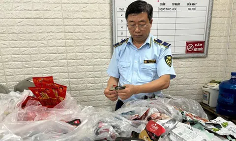 Phát hiện hàng loạt đồ ăn vặt nhập lậu bán tràn lan cho trẻ em tại Hải Dương