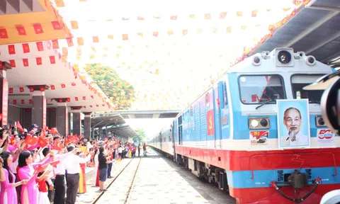 Đà Nẵng rực rỡ cờ hoa đón “Đoàn tàu Thống Nhất”