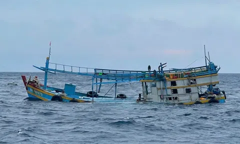 Kịp thời cứu nạn 10 ngư dân gặp nạn ngoài khơi Côn Đảo