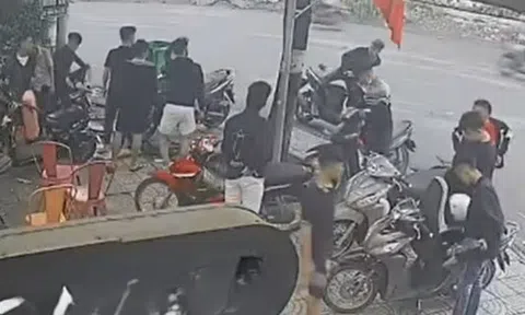 2 nhóm thanh thiếu niên dùng vỏ chai bia và hung khí rượt đuổi nhau trên đường