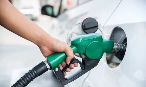 Giá xăng, dầu cùng giảm mạnh, RON 95 về sát 19.000 đồng/lít
