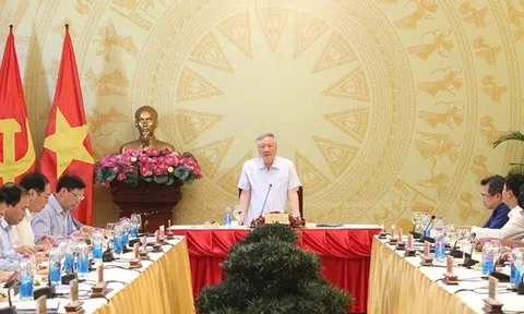 Phó Thủ tướng Thường trực Chính phủ Nguyễn Hòa Bình làm việc với lãnh đạo TP HCM