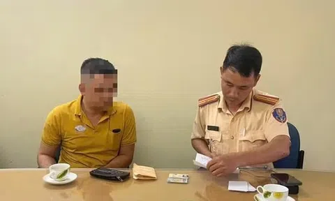 Xử phạt tài xế xe buýt cố tình mở cửa va vào xe máy chở trẻ nhỏ