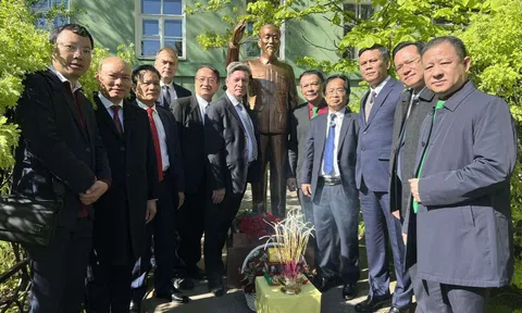 An vị tượng Chủ Tịch Hồ Chí Minh tại khuôn viên trường Đại học Quốc gia Saint Petersburg (Nga)