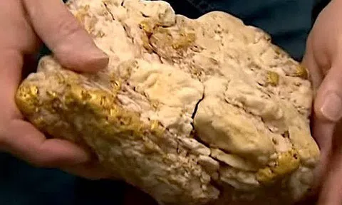 Dùng máy dò kim loại bất ngờ đụng trúng tảng đá chứa 2,6 kg vàng