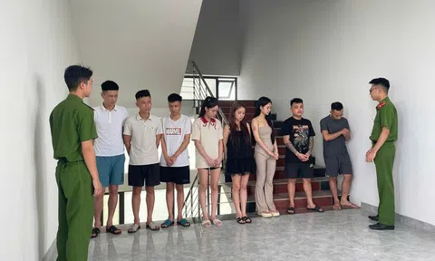 Đột kích căn hộ chung cư, phát hiện 500 chiếc điện thoại "lậu" không có hóa đơn chứng từ