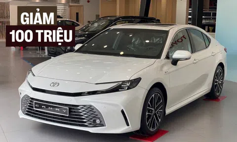 Toyota Camry giảm giá 100 triệu đồng tại đại lý: Bản 'base' còn hơn 1,1 tỷ, vẫn đắt hơn 200 triệu so với Mazda6 bản 'full'