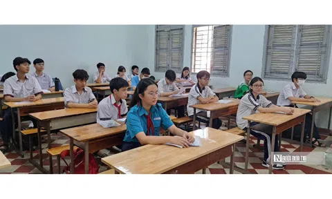 Cha mẹ cùng con “hành quân” lên Tp.HCM dự thi vào trường chuyên