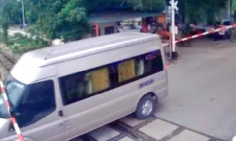 Tước giấy phép lái xe tài xế vượt chắn tàu, gây hỏng cần barie
