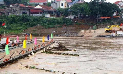 Phú Thọ: Tạm thời vận hành phà quân sự phục vụ người dân qua cầu Phong Châu