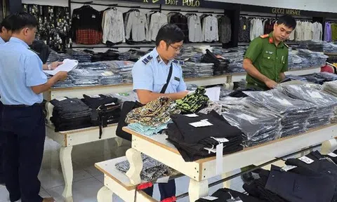 Bất ngờ ập vào kiểm tra một cửa hàng thời trang, phát hiện sự thật bên trong