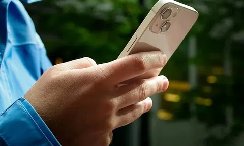 Bộ đôi iPhone 12, 13 giảm giá sâu còn 10-11 triệu