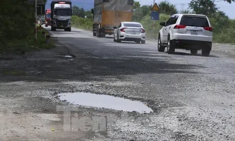 Quốc lộ 12C kết nối cao tốc ở Hà Tĩnh hư hỏng nặng