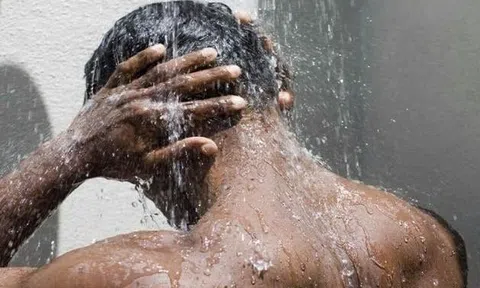 Người đàn ông quay lén cảnh bạn cùng nhà đang tắm và cái kết