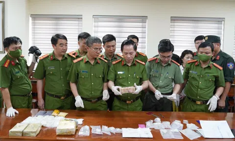 Phá đường dây, thu giữ 5,6kg ma túy và 1 khẩu súng quân dụng