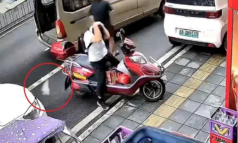 Dao chặt thịt rơi từ trên trời xuống đất, suýt trúng người dân