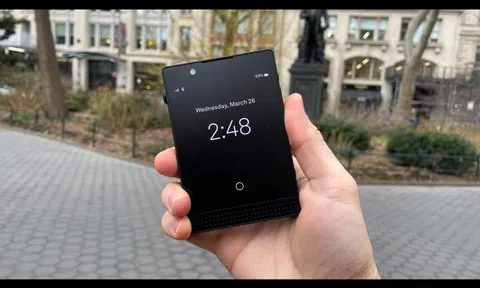 Tôi đã bỏ iPhone để dùng mẫu điện thoại "cục gạch" có giá tận 20 triệu này: Cảm giác thật khó tả