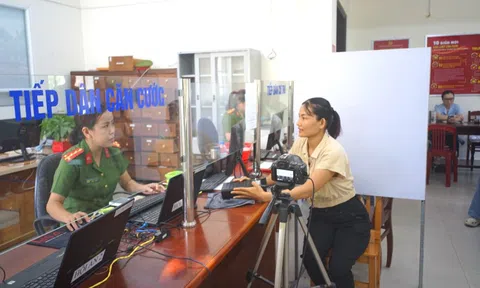 Lực lượng Công an tích cực hỗ trợ người dân thực hiện thủ tục hành chính sau sáp nhập