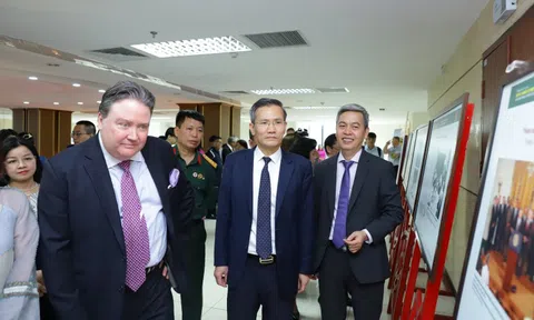 Trưng bày '30 năm quan hệ ngoại giao Việt Nam - Hoa Kỳ' và trao hồ sơ chứng tích chiến tranh