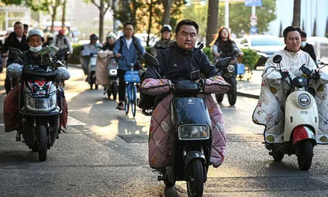 Dân đông, xe máy điện chạy đầy đường, xếp hàng sạc kín các chung cư: Trung Quốc xử lý kiểu gì?