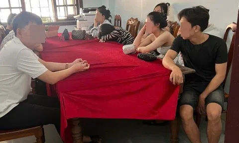 Liên tiếp phát hiện các nhóm nam nữ 'bay lắc' bằng ma trong quán karaoke
