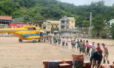 Quân đội điều động máy bay trực thăng chuyển hàng cứu trợ vào Nghệ An