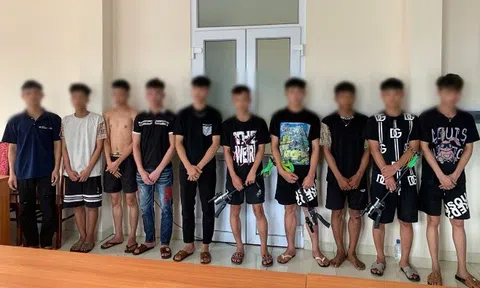 Khởi tố 2 nhóm đối tượng cầm theo hung khí rượt đuổi nhau trên đường