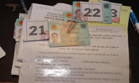 Công an làm việc với người dùng vé số và tiền để trao đổi lượt số thứ tự làm căn cước