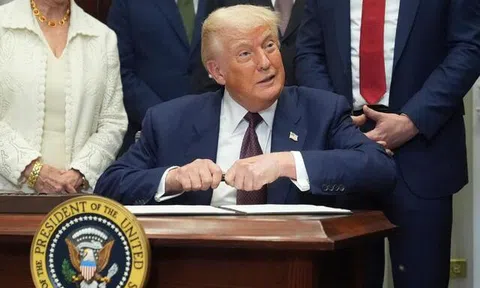 Ông Trump bất ngờ áp thuế mới, kinh tế toàn cầu thêm một lần rung chuyển