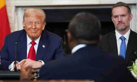 Warren Buffett lỗ, Nike lo, thế giới chấn động vì thuế quan của ông Trump