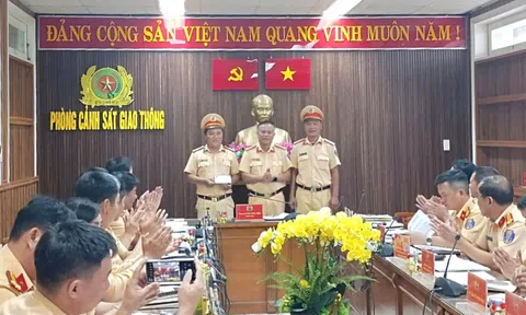 Khen thưởng tổ CSGT phát hiện tài xế dương tính ma túy trên đường phố Đà Nẵng
