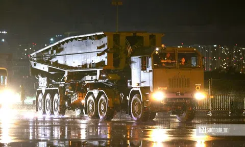 Xe pháo quân sự đội mưa huấn luyện trong đêm cho nhiệm vụ A80