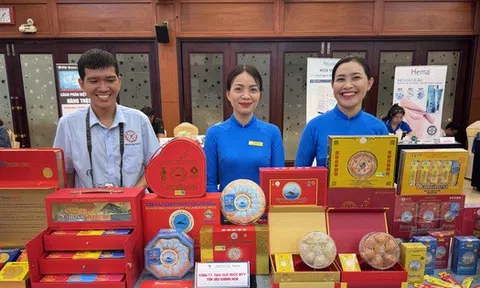 Tràn lan yến sào làm từ bột rau câu, lòng trắng trứng