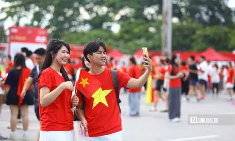Sắc đỏ phủ kín cổng SVĐ Mỹ Đình trước giờ concert “Tổ quốc trong tim”