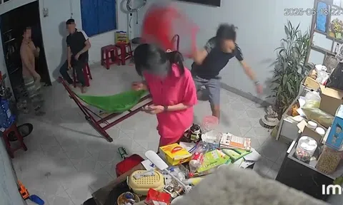 Anh trai dùng ghế nhựa đánh tới tấp vào đầu em gái, công an vào cuộc