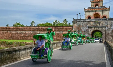 Đến Huế trải nghiệm dịch vụ Grab xích lô
