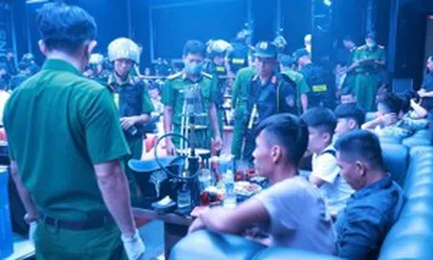 Công an Quảng Trị ‘đột nhập’ vũ trường phát hiện 145 người dương tính với ma túy