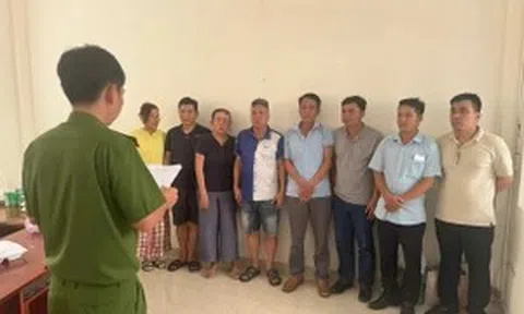 Triệt phá xới bạc hoạt động trong gara ô tô