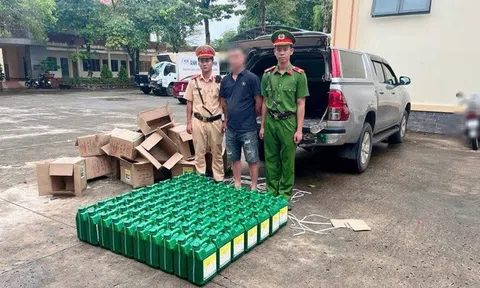 Bắt giữ xe tải chở thuốc diệt cỏ có tem nhãn nước ngoài