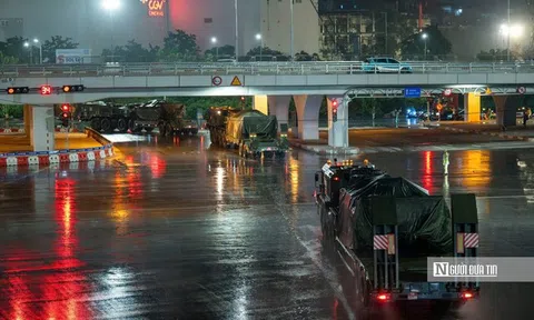 Xe pháo quân sự A80 hành quân về trung tâm Hà Nội trong đêm mưa