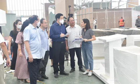 Tổ công tác kiểm tra, chấm điểm sơ bộ thi công các gian hàng Triển lãm thành tựu 80 năm Quốc khánh