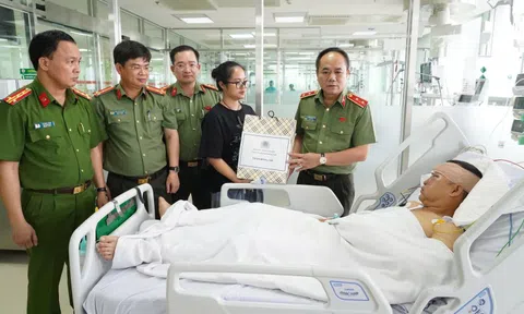 Giám đốc Công an Hà Nội thăm hỏi, động viên cán bộ bị thương khi làm nhiệm vụ
