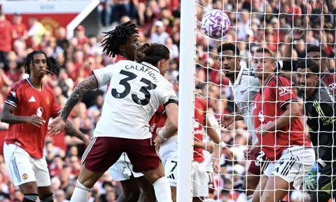 Man United gục ngã tại Old Trafford, Arsenal thăng hoa ngày khai mạc