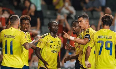 Đội của Ronaldo thắng 2-1, dù chỉ có 10 người trên sân