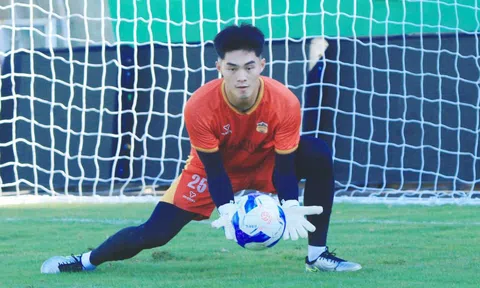 "Người nhện" Trần Trung Kiên giúp HAGL chia điểm với Hà Nội FC