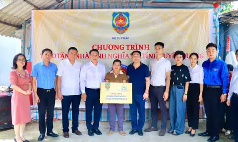Về nguồn, trao tặng nhà tình nghĩa tại tỉnh Tuyên Quang